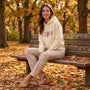 Sudadera Mujer con Capucha Estampado Letras - look de otoño sentada en un banco del parque