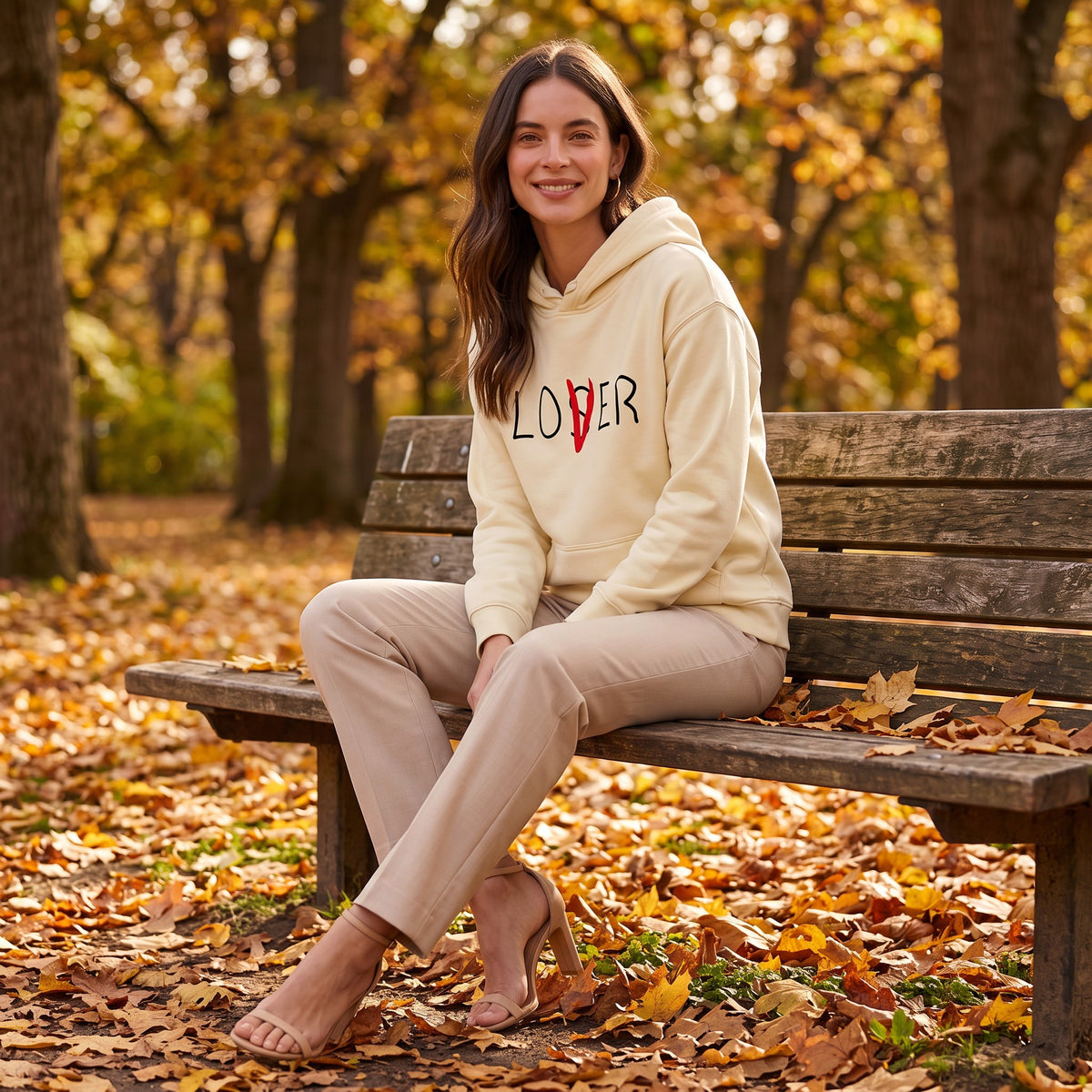 Sudadera Mujer con Capucha Estampado Letras - look de otoño sentada en un banco del parque