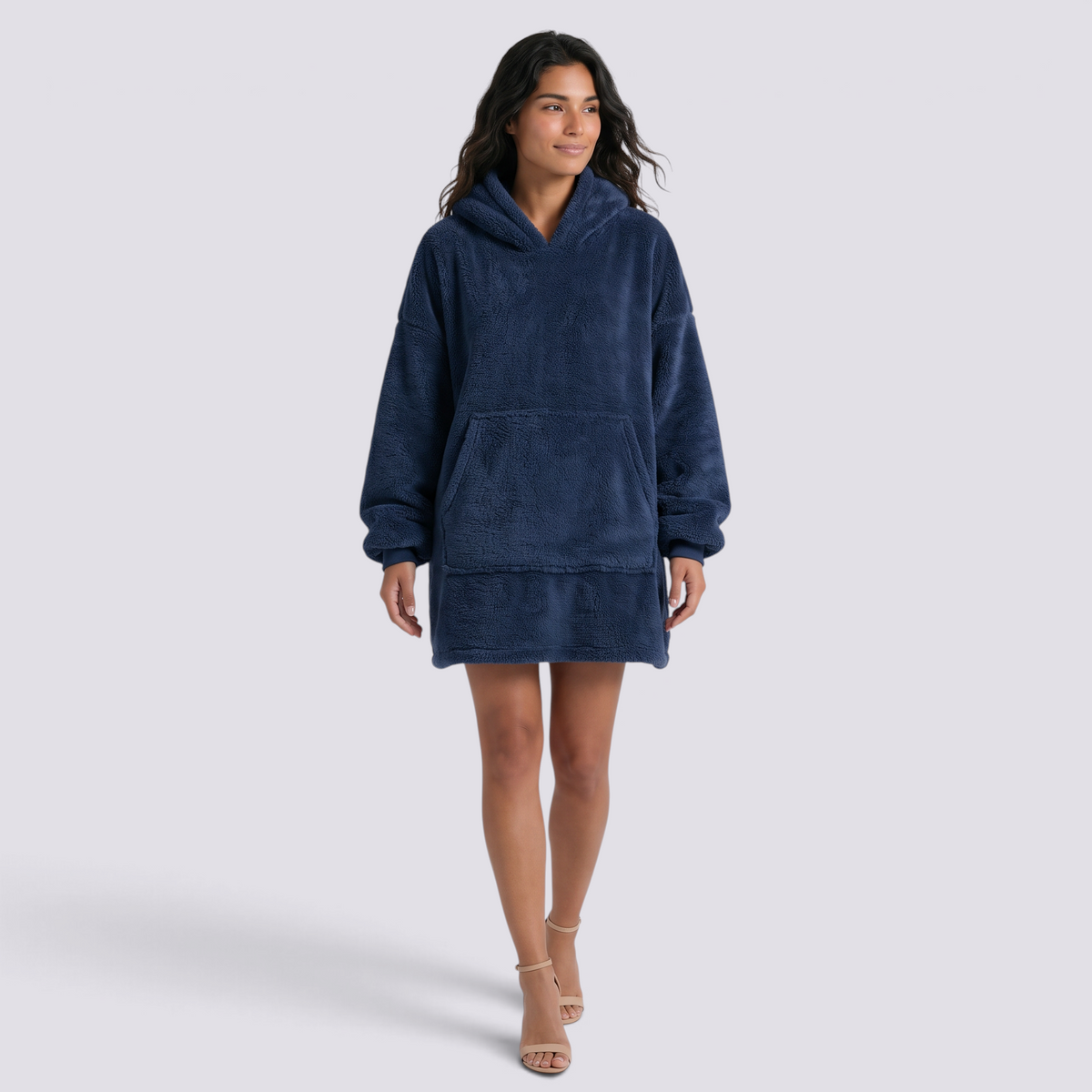 Sudadera manta de mujer oversize con capucha y bolsillo canguro color azul marino, vista frontal