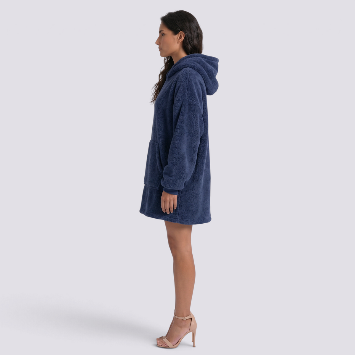 Sudadera manta de mujer oversize con capucha y bolsillo canguro color azul marino, vista lateral