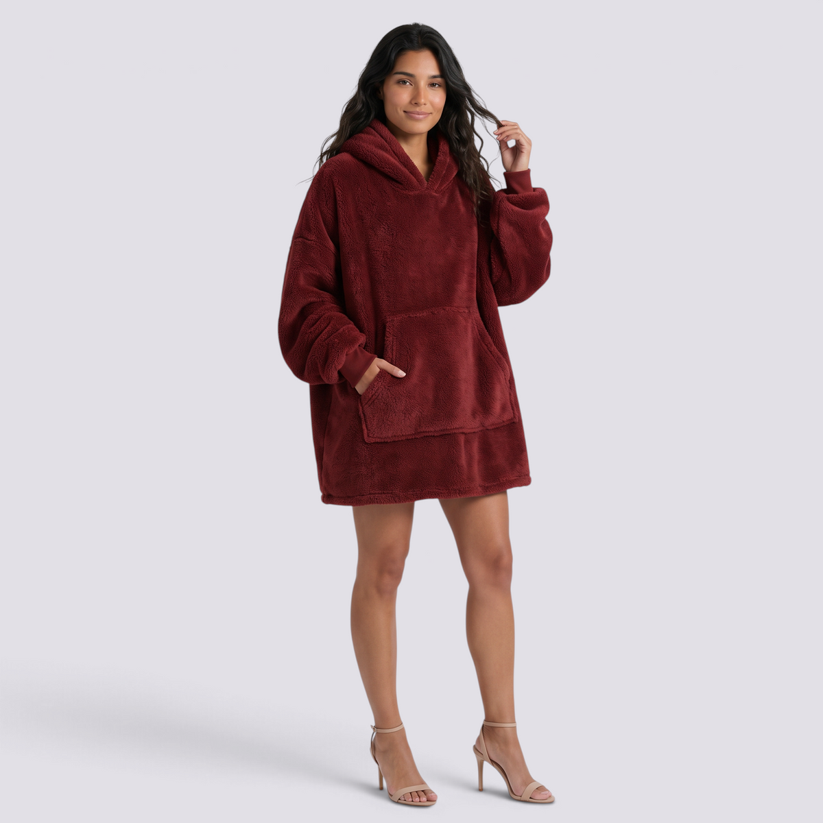 Sudadera manta de mujer oversize con capucha y bolsillo canguro color burdeos, vista frontal