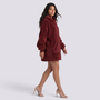 Sudadera manta de mujer oversize con capucha y bolsillo canguro color burdeos, vista lateral