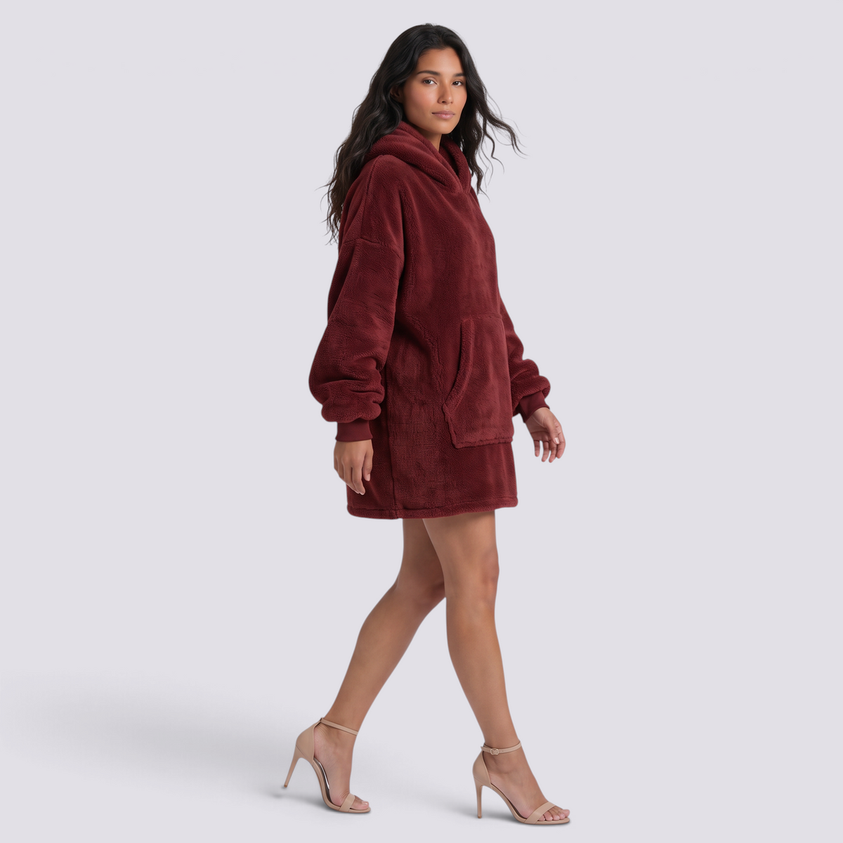 Sudadera manta de mujer oversize con capucha y bolsillo canguro color burdeos, vista lateral