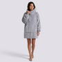 Sudadera manta de mujer oversize con capucha y bolsillo canguro color gris, vista frontal