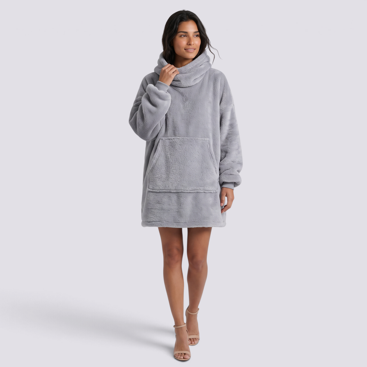 Sudadera manta de mujer oversize con capucha y bolsillo canguro color gris, vista frontal