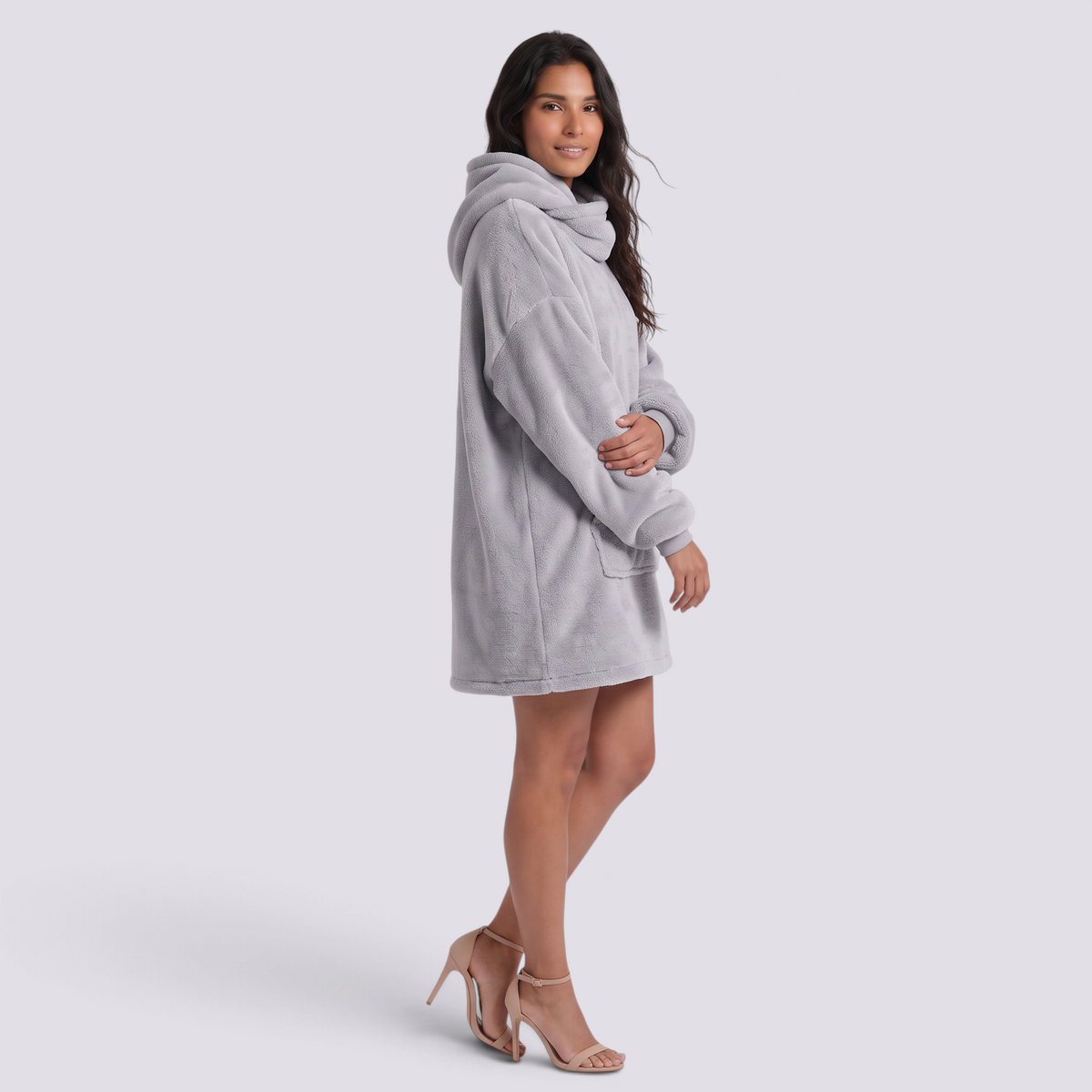 Sudadera manta de mujer oversize con capucha y bolsillo canguro color gris, vista lateral