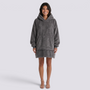 Sudadera manta de mujer oversize con capucha y bolsillo canguro color gris oscuro, vista frontal