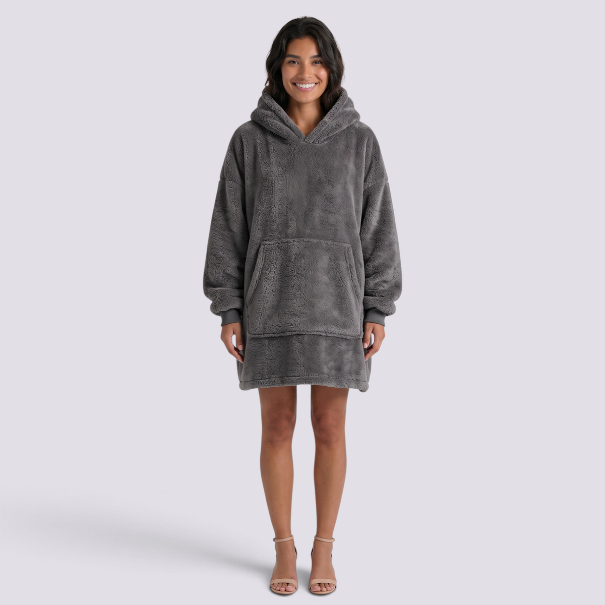 Sudadera manta de mujer oversize con capucha y bolsillo canguro color gris oscuro, vista frontal