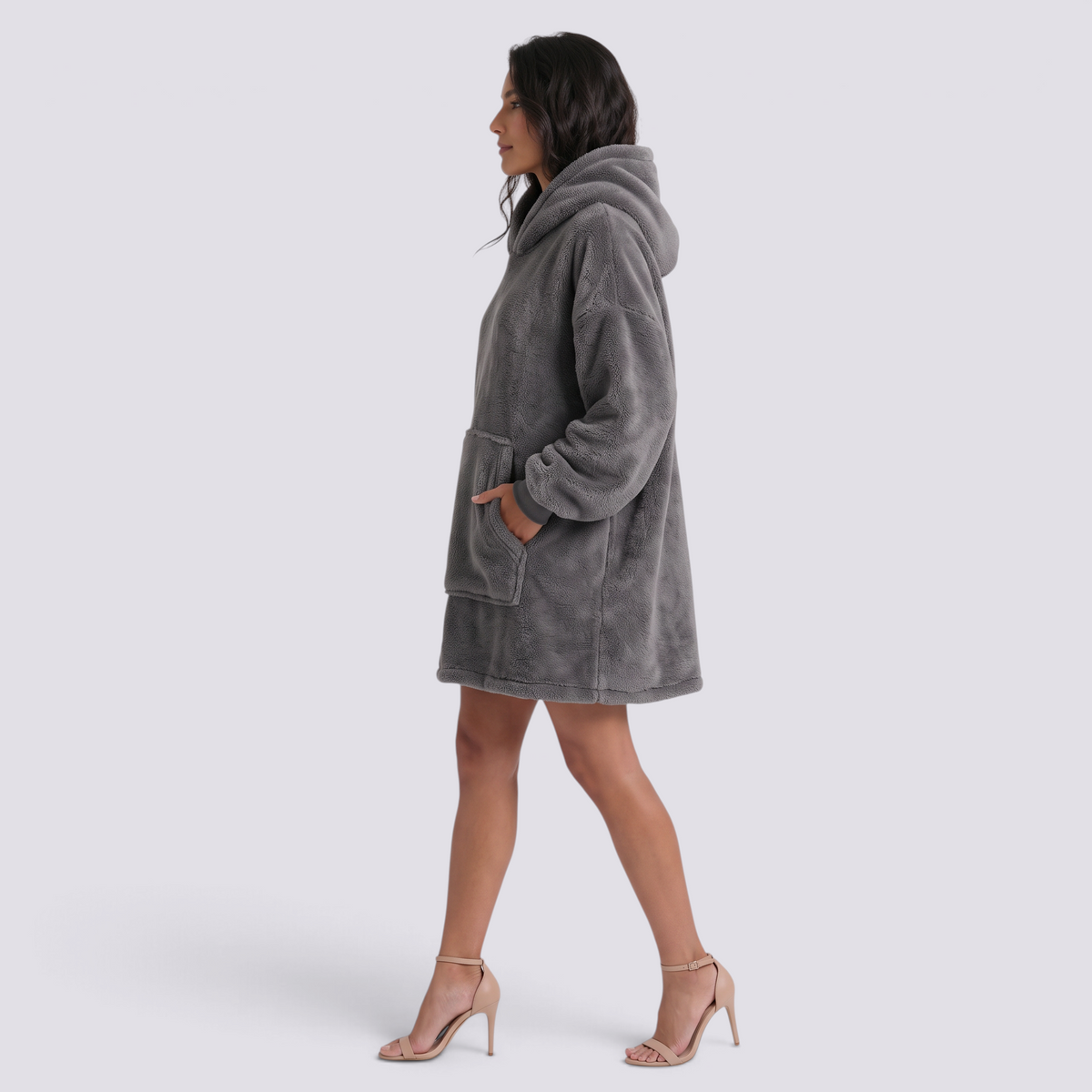 Sudadera manta de mujer oversize con capucha y bolsillo canguro color gris oscuro, vista lateral