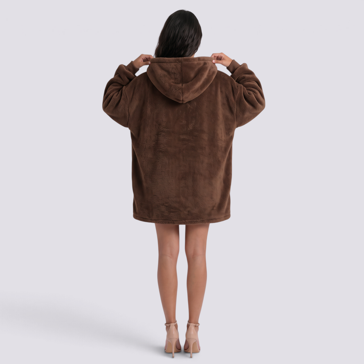 Sudadera manta de mujer oversize con capucha y bolsillo canguro color marrón, vista trasera