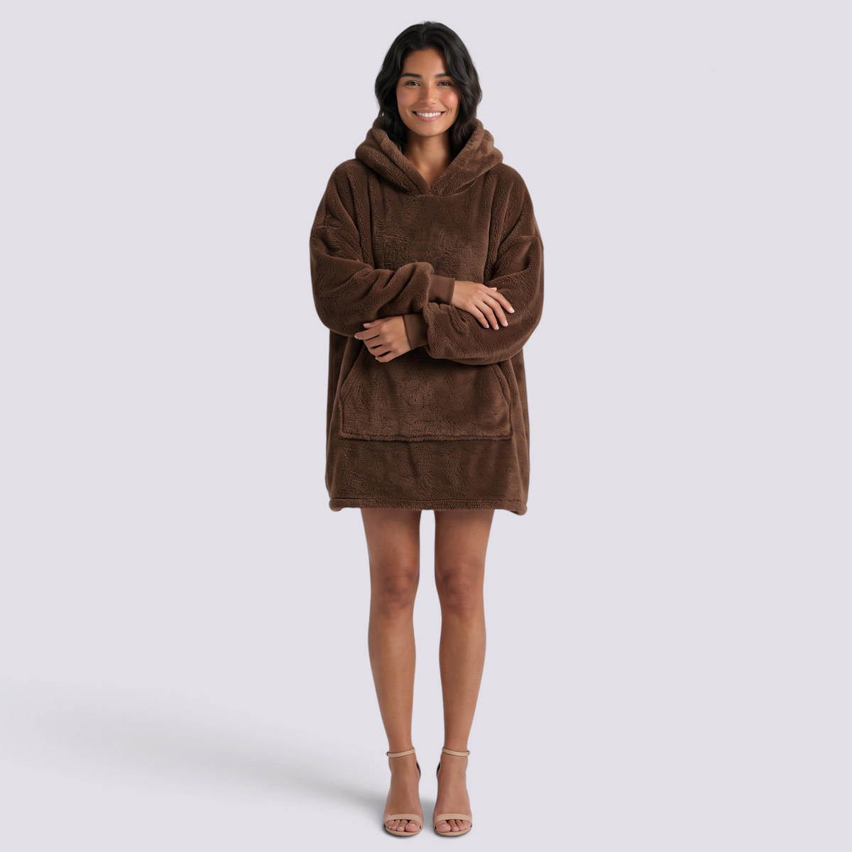 Sudadera manta de mujer oversize con capucha y bolsillo canguro color marrón, vista frontal