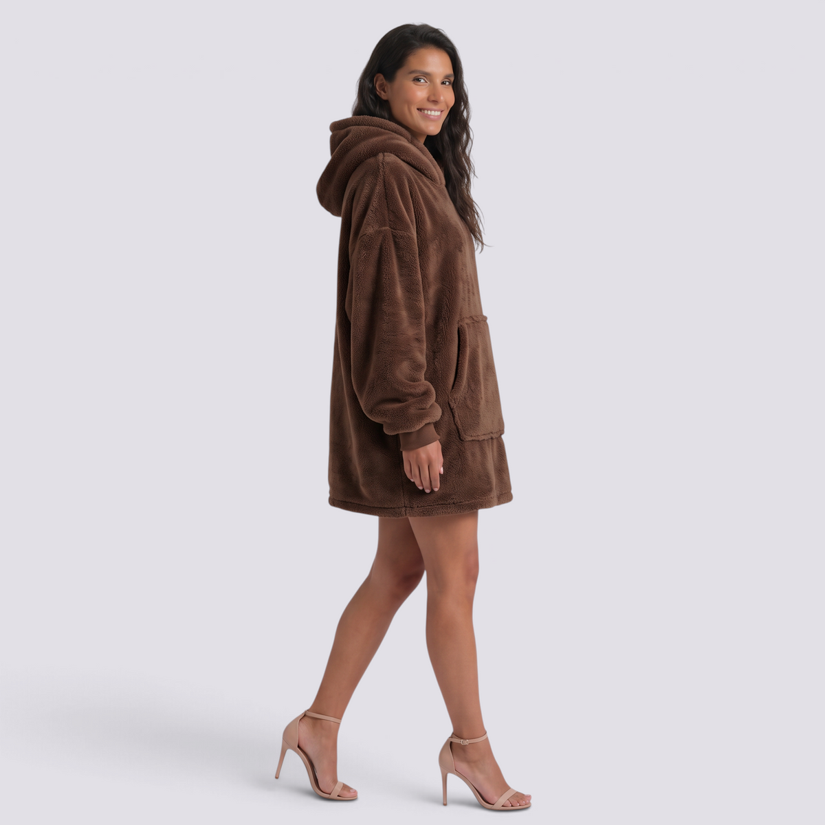 Sudadera manta de mujer oversize con capucha y bolsillo canguro color marrón, vista lateral