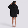 Sudadera manta de mujer oversize con capucha y bolsillo canguro color negro, vista trasera
