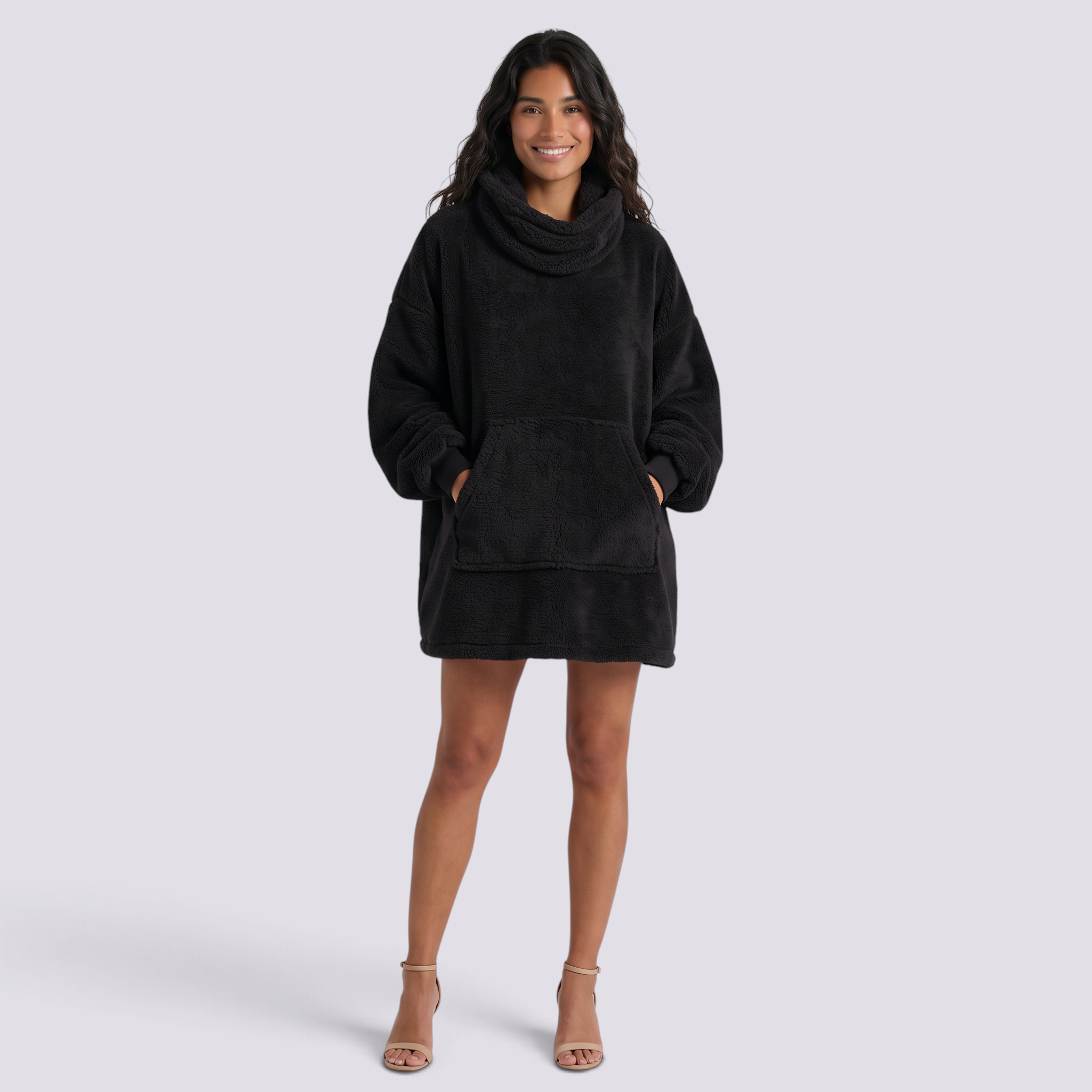 Sudadera manta de mujer oversize con capucha y bolsillo canguro color negro, vista frontal
