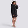 Sudadera manta de mujer oversize con capucha y bolsillo canguro color negro, vista lateral