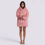 Sudadera manta de mujer oversize con capucha y bolsillo canguro color rosa, vista frontal
