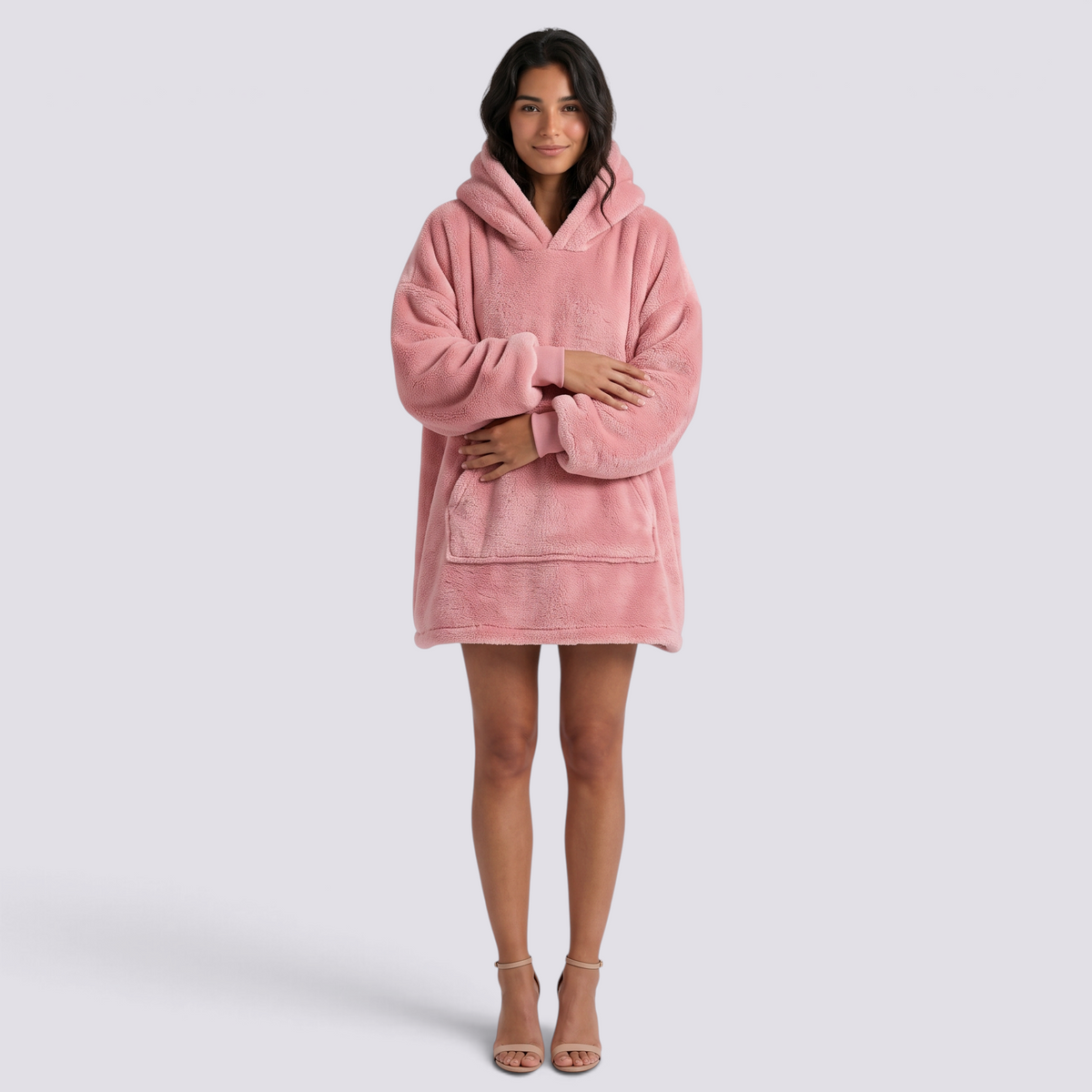 Sudadera manta de mujer oversize con capucha y bolsillo canguro color rosa, vista frontal