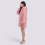 Sudadera manta de mujer oversize con capucha y bolsillo canguro color rosa, vista lateral
