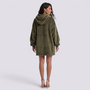 Sudadera manta de mujer oversize con capucha y bolsillo canguro color verde militar, vista trasera