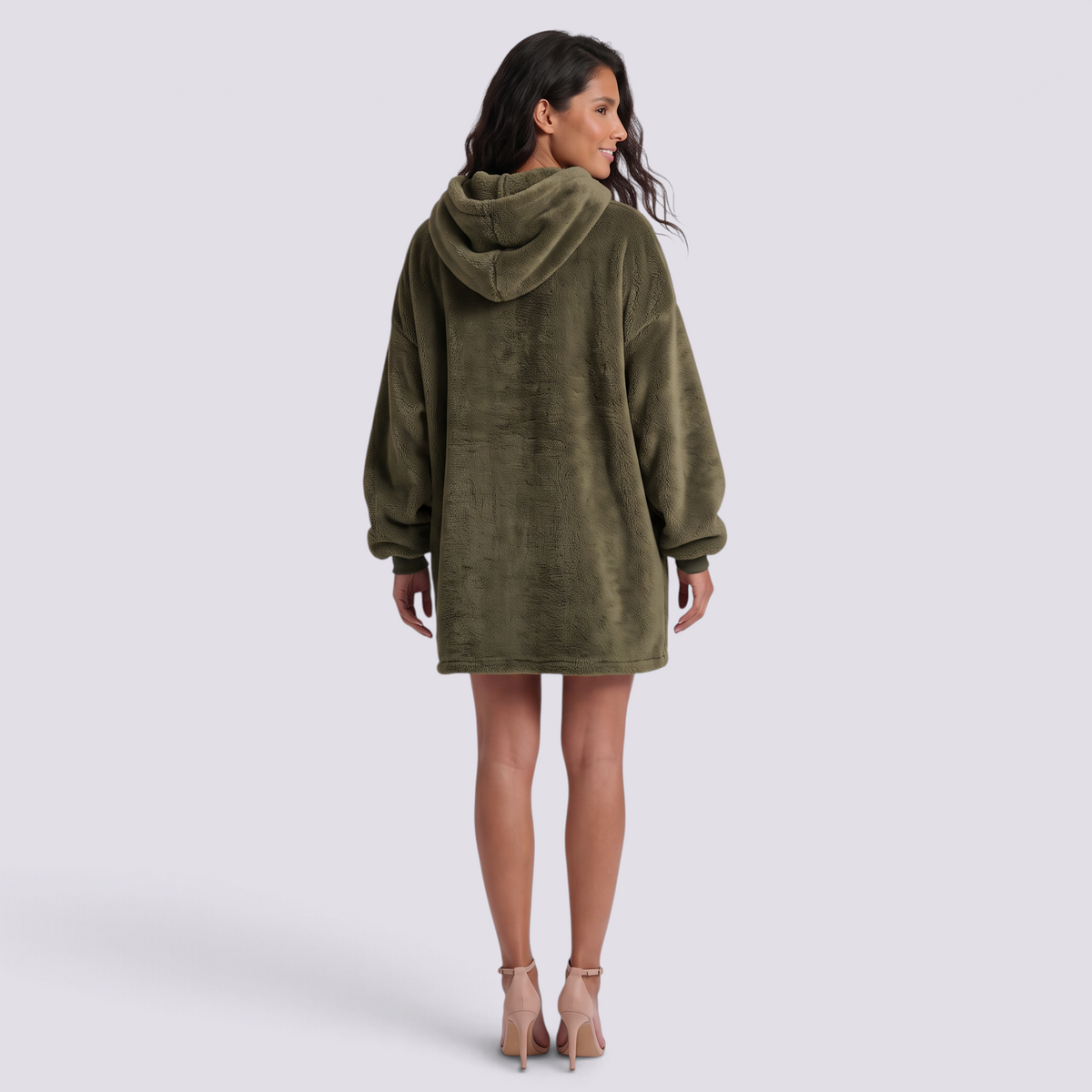 Sudadera manta de mujer oversize con capucha y bolsillo canguro color verde militar, vista trasera