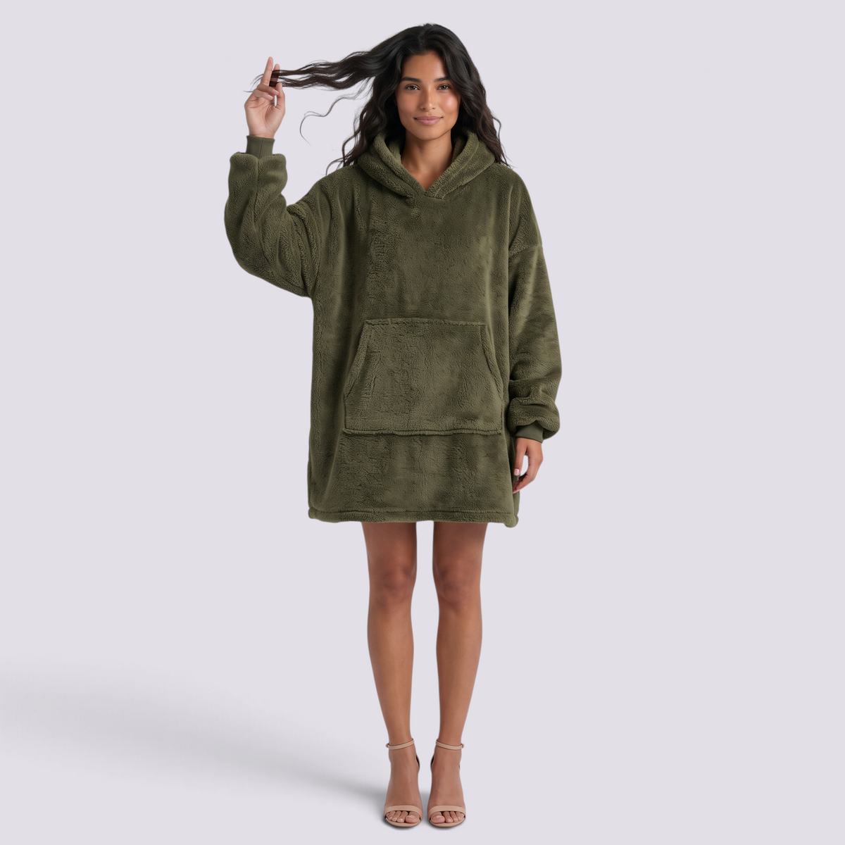 Sudadera manta de mujer oversize con capucha y bolsillo canguro color verde militar, vista frontal