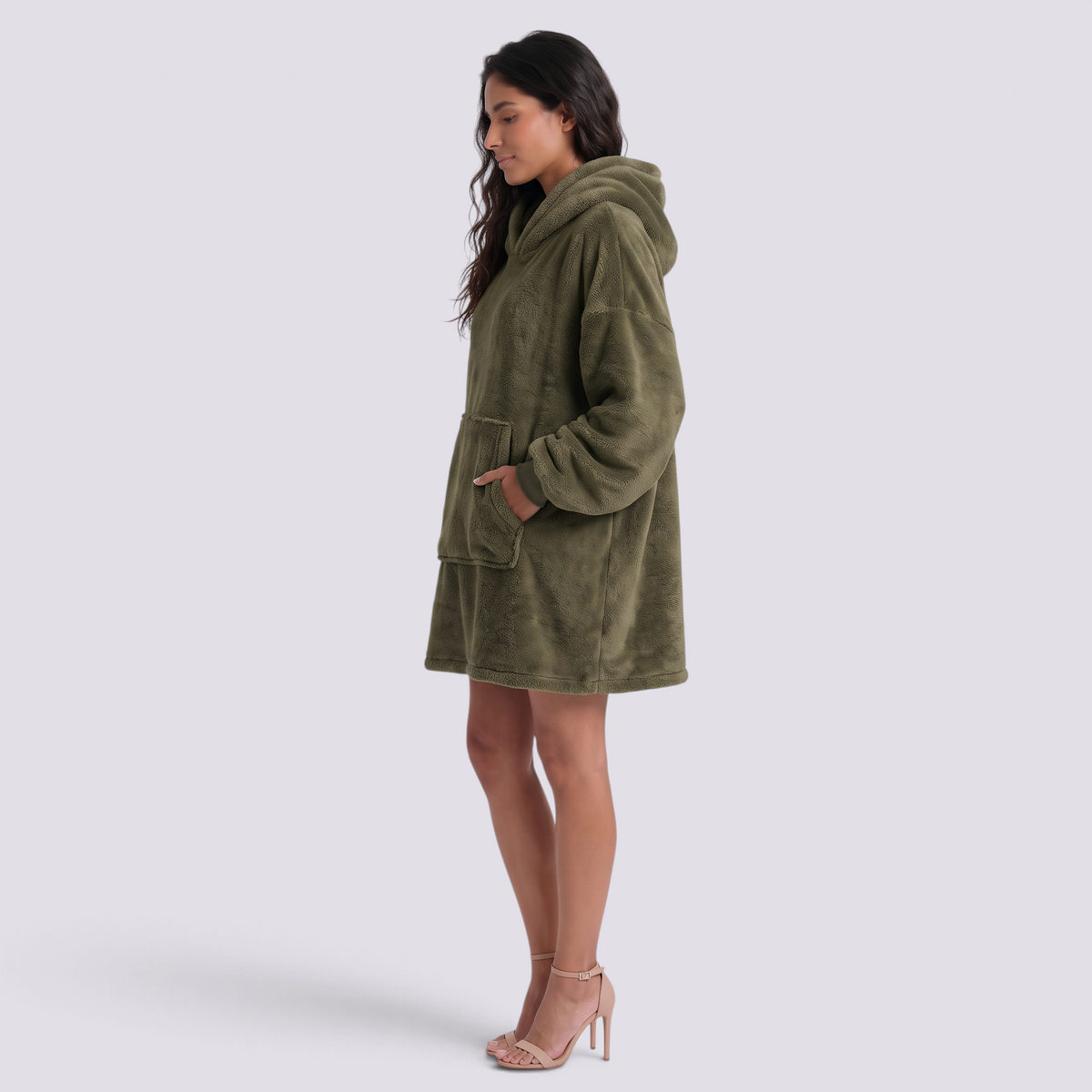 Sudadera manta de mujer oversize con capucha y bolsillo canguro color verde militar, vista lateral