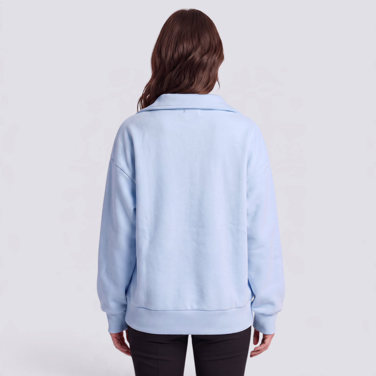 Sudadera mujer oversize con media cremallera y cuello solapa en color azul claro, vista trasera