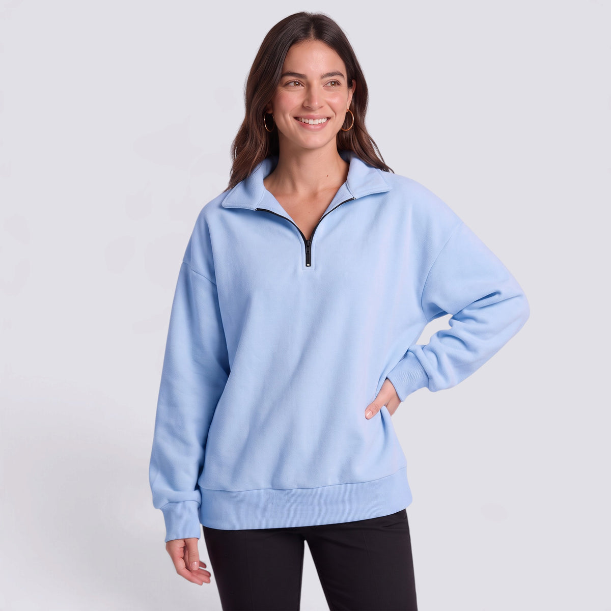Sudadera mujer oversize con media cremallera y cuello solapa en color azul claro, vista frontal
