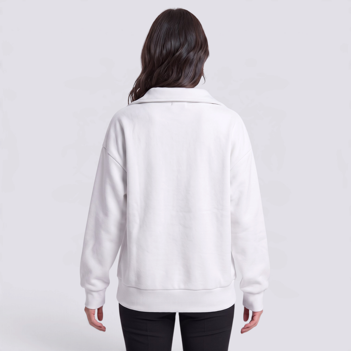 Sudadera mujer oversize con media cremallera y cuello solapa en color blanco, vista trasera