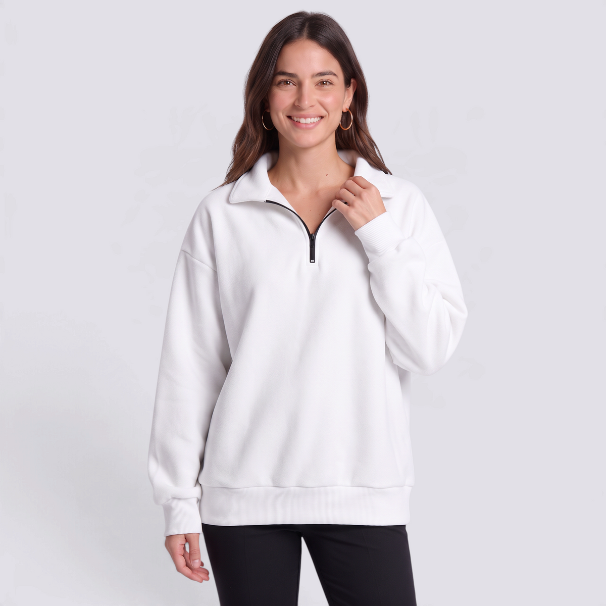 Sudadera mujer oversize con media cremallera y cuello solapa en color blanco, vista frontal