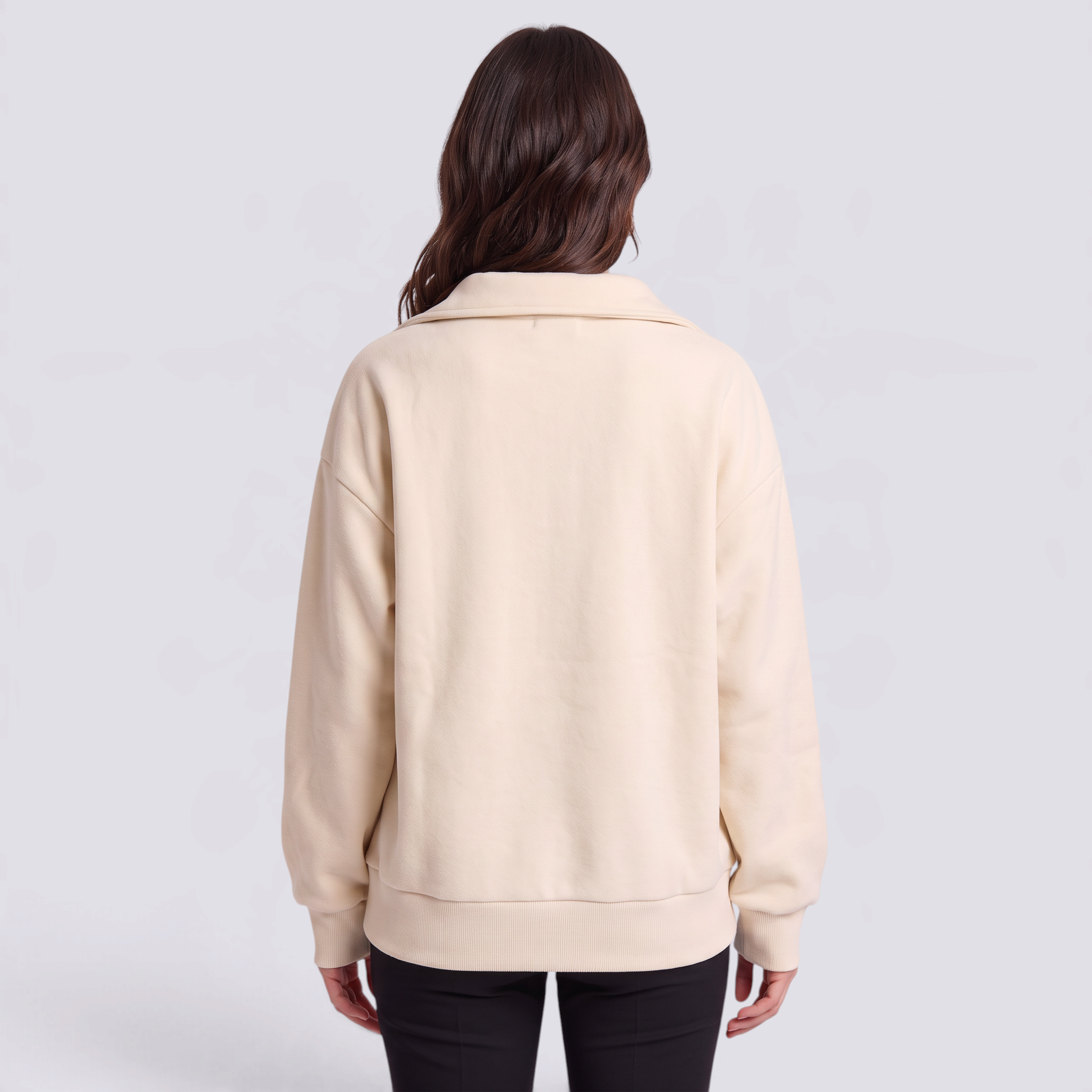 Sudadera mujer oversize con media cremallera y cuello solapa en color crema, vista trasera