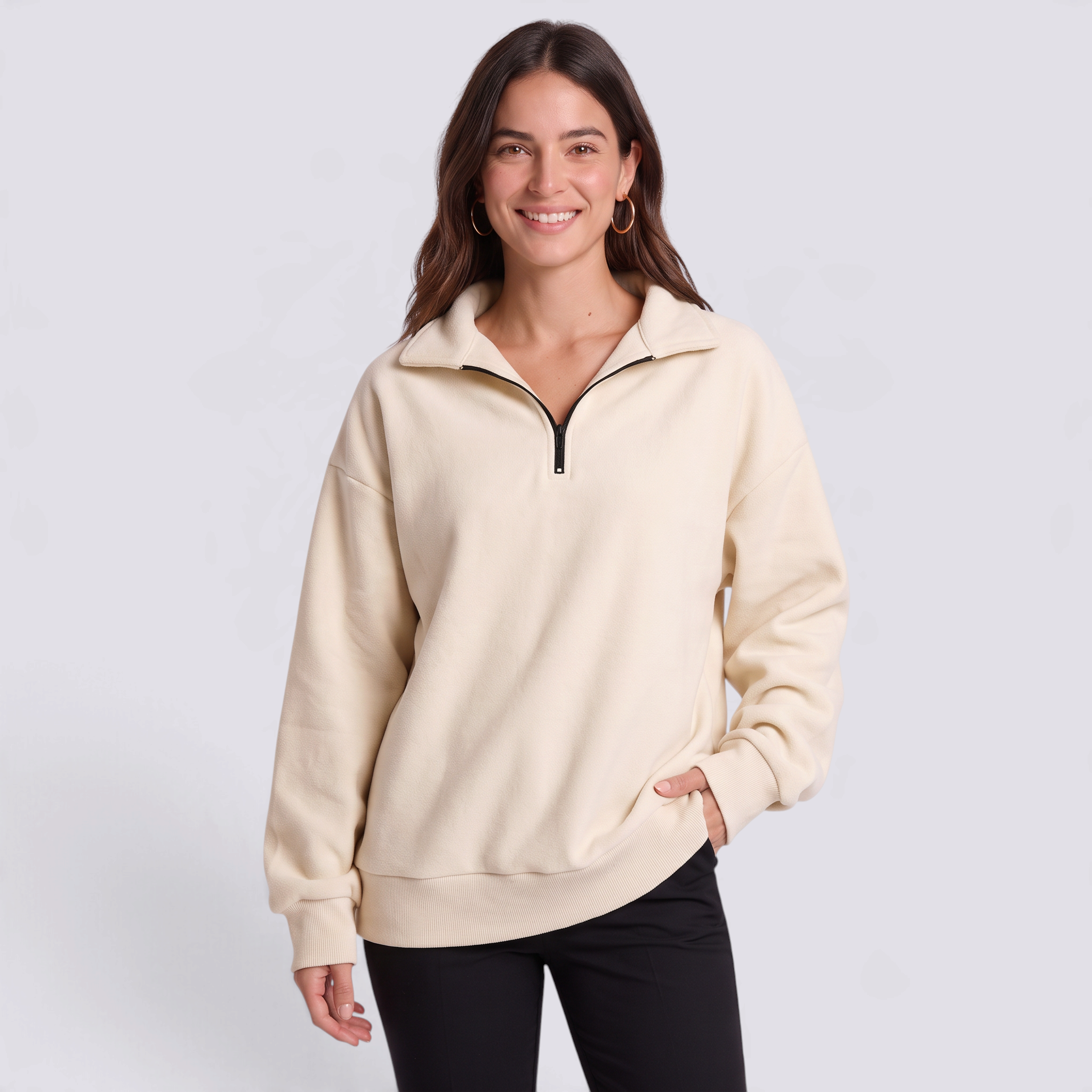 Sudadera mujer oversize con media cremallera y cuello solapa en color crema, vista frontal
