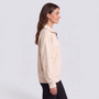 Sudadera mujer oversize con media cremallera y cuello solapa en color crema, vista lateral
