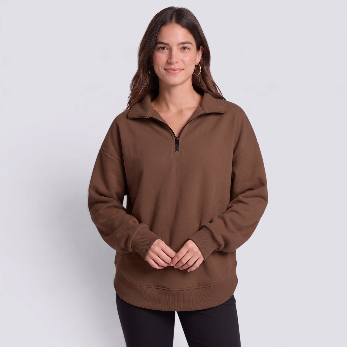 Sudadera mujer oversize con media cremallera y cuello solapa en color marrón, vista frontal