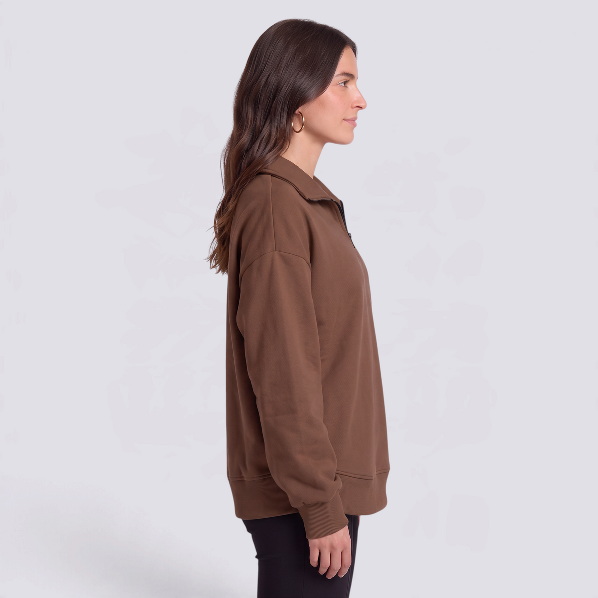 Sudadera mujer oversize con media cremallera y cuello solapa en color marrón, vista lateral