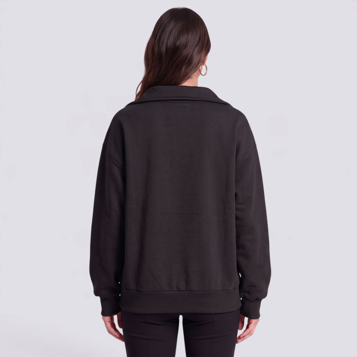 Sudadera mujer oversize con media cremallera y cuello solapa en color negro, vista trasera
