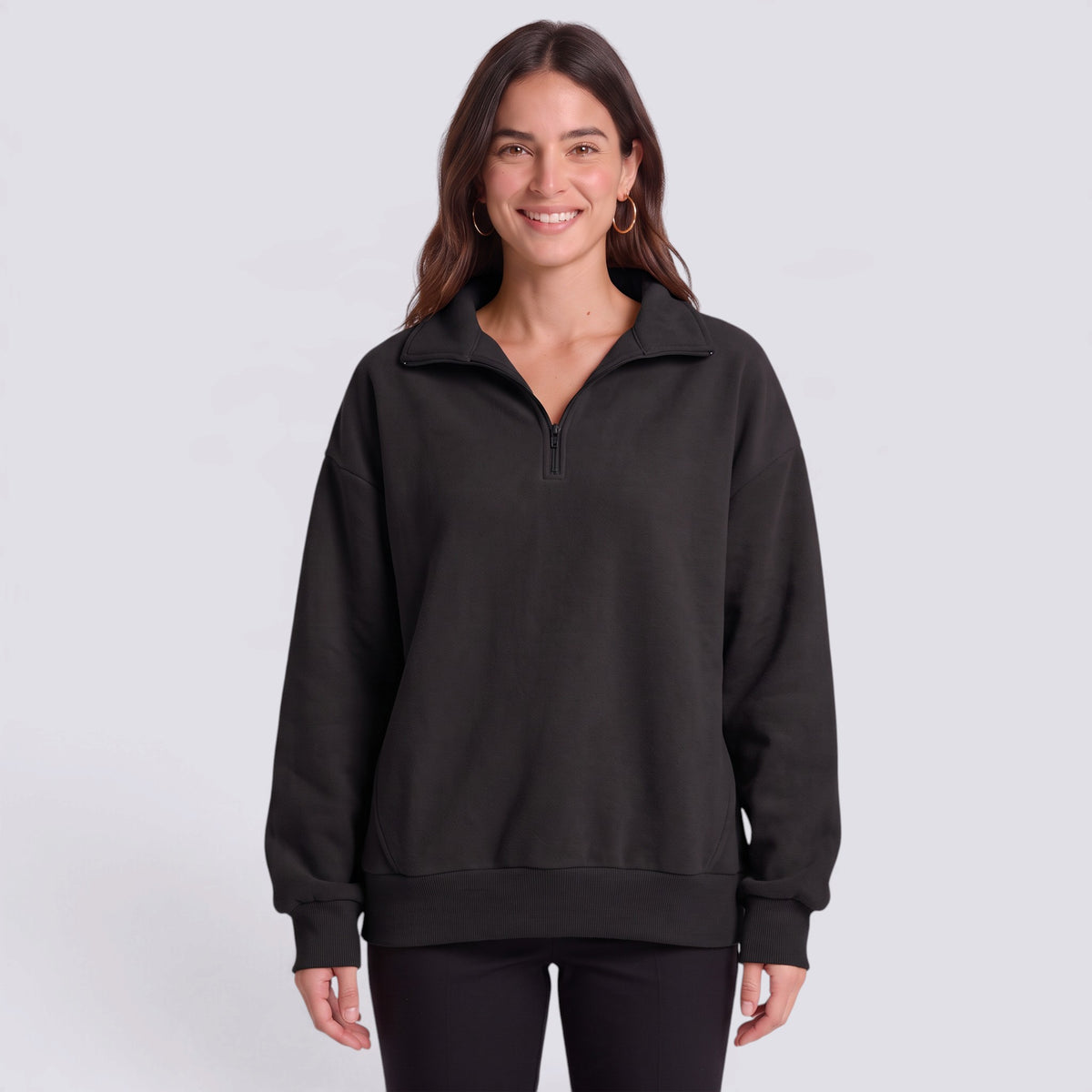 Sudadera mujer oversize con media cremallera y cuello solapa en color negro, vista frontal