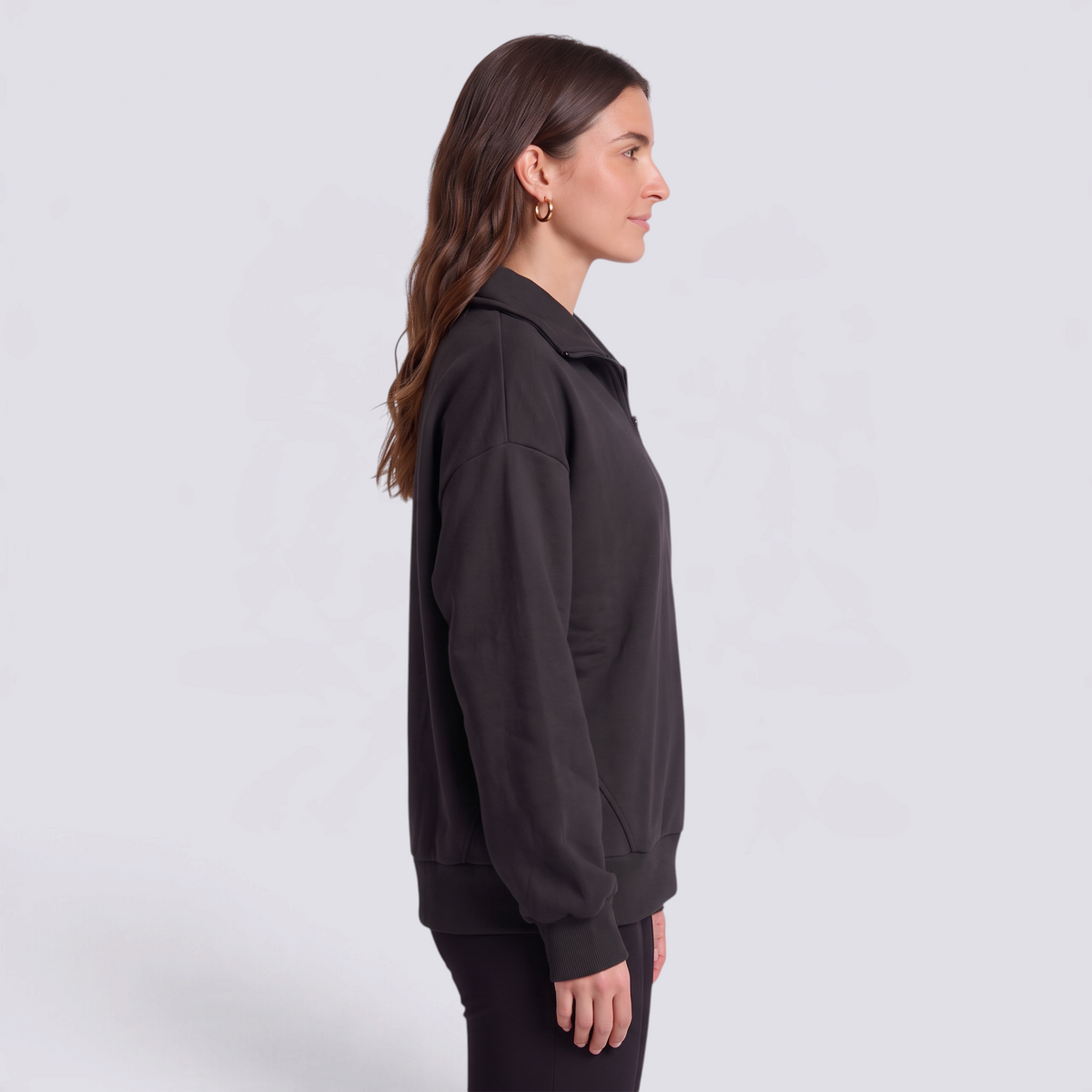 Sudadera mujer oversize con media cremallera y cuello solapa en color negro, vista lateral