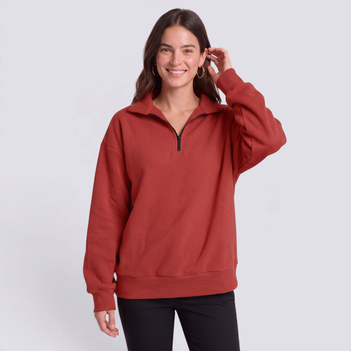 Sudadera mujer oversize con media cremallera y cuello solapa en color rojo, vista frontal