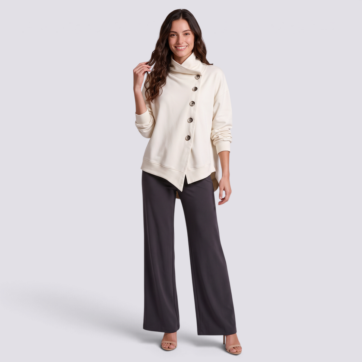 Top de mujer cuello alto con botones y bajo asimétrico en blanco marfil, vista frontal