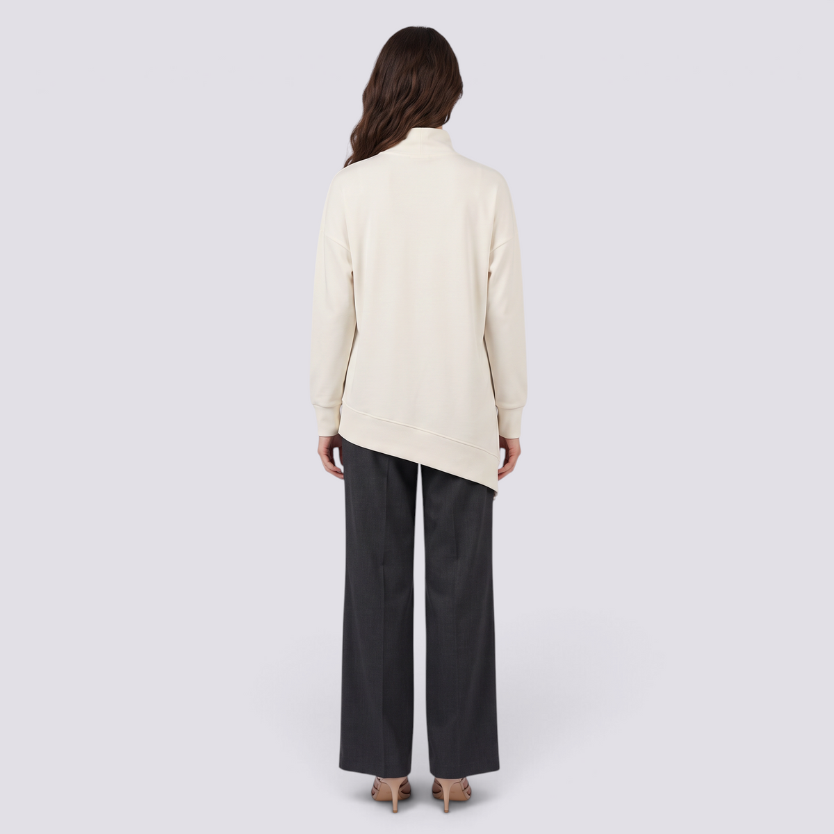 Top de mujer cuello alto con botones y bajo asimétrico en blanco marfil, vista trasera