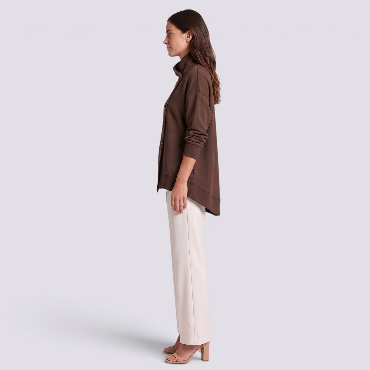 Top de mujer cuello alto con botones y bajo asimétrico en marrón, vista lateral