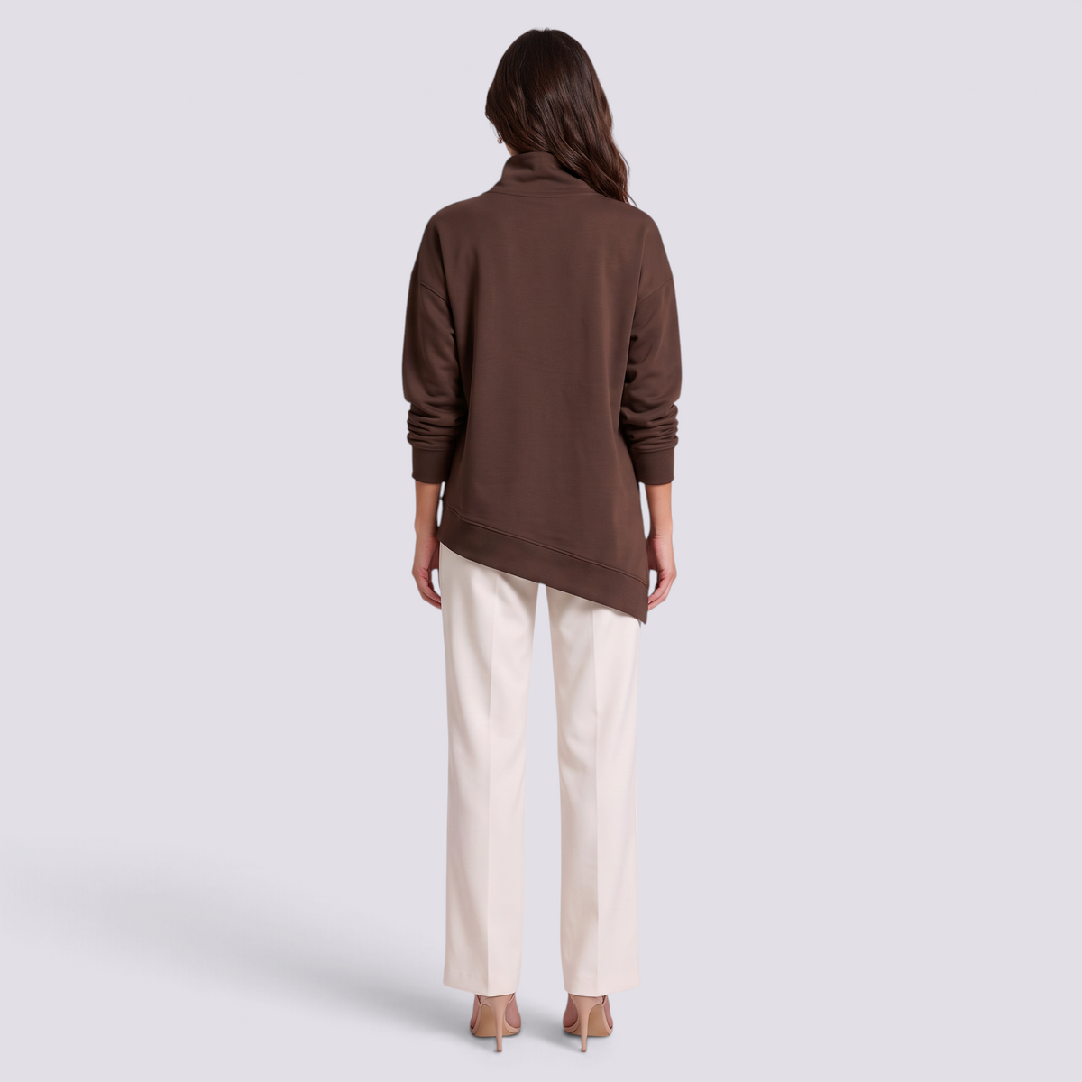 Top de mujer cuello alto con botones y bajo asimétrico en marrón, vista trasera