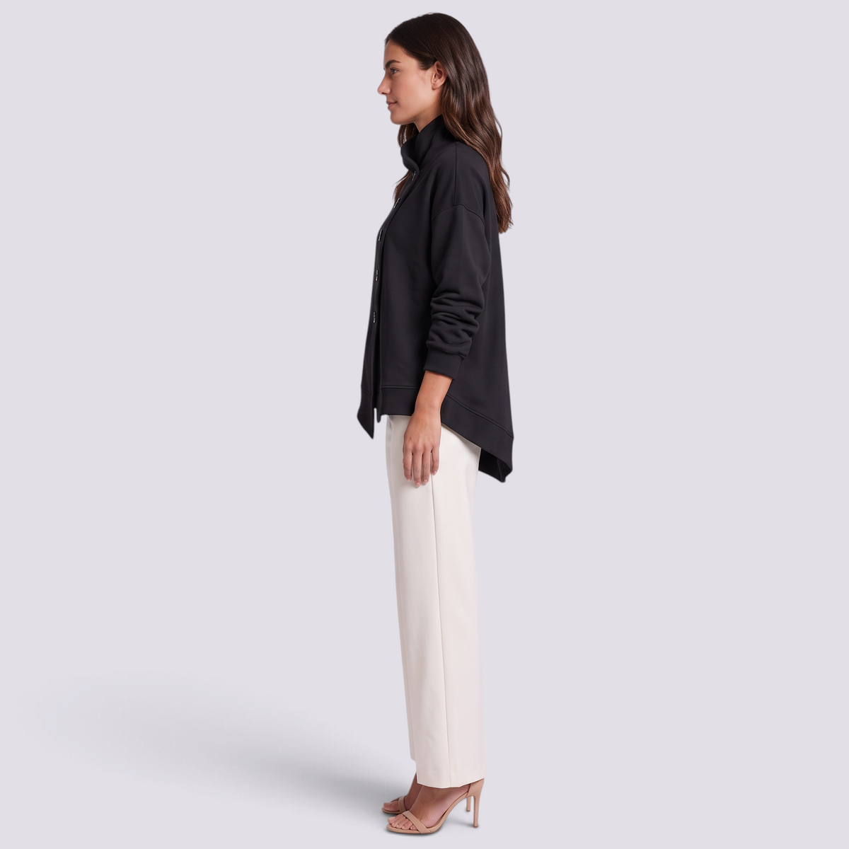 Top de mujer cuello alto con botones y bajo asimétrico en negro, vista lateral