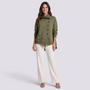 Top de mujer cuello alto con botones y bajo asimétrico en verde oliva, vista frontal