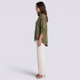 Top de mujer cuello alto con botones y bajo asimétrico en verde oliva, vista lateral