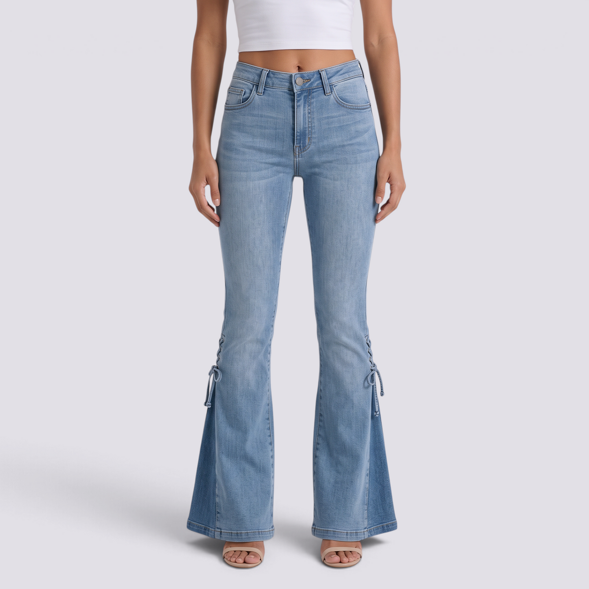 Mujer con vaqueros flare azul claro con cordones laterales, vista frontal