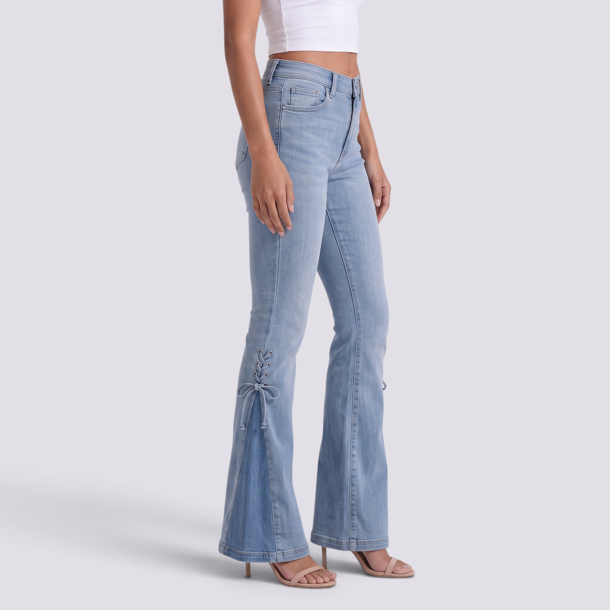 Mujer con vaqueros flare azul claro con cordones laterales, vista lateral
