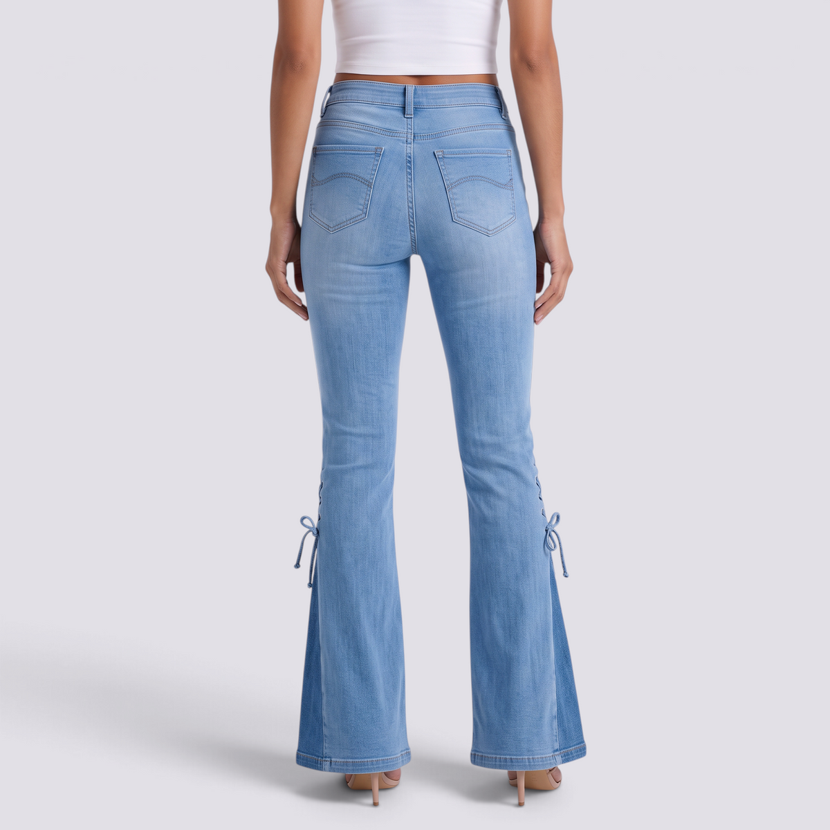 Mujer con vaqueros flare azul medio con cordones laterales, vista trasera