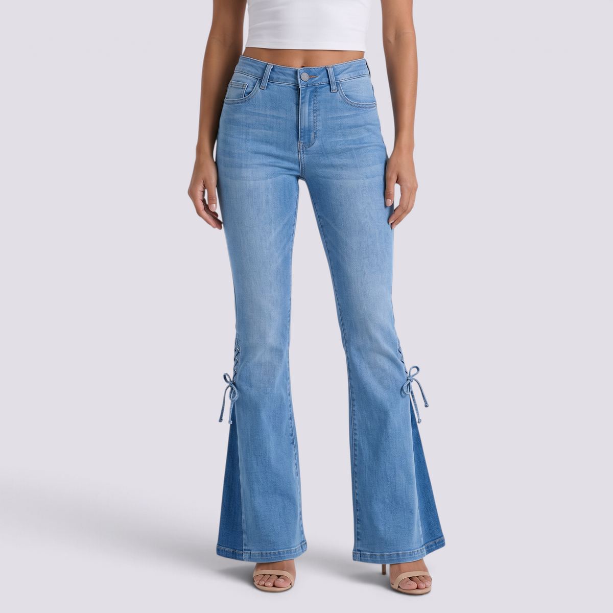 Mujer con vaqueros flare azul medio con cordones laterales, vista frontal